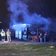 En forbipasserende så flammerne i Baunes Pizza og XL natten til torsdag og alarmerede politiet, der kom ud til en overtændt bygning. Foto: Presse-fotos.dk.