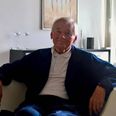 Steen Østergaard har indrettet sit hjem i Harlev med egne designermøbler. Her sidder han i sin Moon-stol fra 2002. Pressefoto