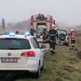 Brandvæsnet blev tilkaldt for at rejse denne bil op, som var væltet om på siden.