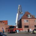 Politiet og brandvæsnet blev tirsdag kaldt ud til en lejlighedsbrand i Grenaa. Foto: Øxenholt Foto