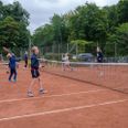 Tennisbanerne i Dyrehaven hos Skanderborg Lawn Tennisklub har sydet af god energi.