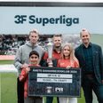 Børneudviklingstræner i Søften GF, Mark Laigaard (bagerst i midten), modtog på klubbens vegne hæder og pokal som årets samarbejdsklub i AGF. Foto: AGF
