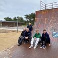 Den slidte skaterrampe er muligvis en af Danmarks ældste og er således et markant vartegn for det kommende outdoor-projekt, der er ved at tage form på tværs af generationer. På billedet ses bestyrelsesformand i FC Grenaa Poul Nielsen (bagerst), Morten Torp, Michael Bengtson, Oliver Bek Müller og Emil Hougaard Sørensen. Foto: Simon Carlson
