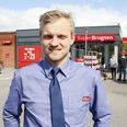 Simon Jørgensen foran sin nye arbejdsplads, SuperBrugsen, der er Lystrups største dagligvarebutik.
