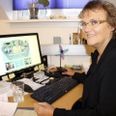 Pia Brændstrup på sit kontor i Mejlgade, hvor hun netop har lanceret Pensionistvenner.dk