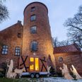 Skanderborg Slotskirke danner rammen om gudstjenesten på DR1 24. og 25. december. Foto: Line Høi