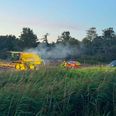 En knaldgul meje tærsker på Dæmningen ved Kolind brød i brand søndag aften, så beredskabet fra Fjellerup og Grenaa måtte rykke ud. Foto: SpotFoto