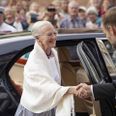Dronning Margrethe hilser på borgmesteren til Aarhus Festuges åbning i 2019.