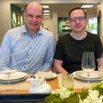 Lars Østergaard (tv.) og Søren Petersen har dækket op til gæster i Skanderborgs nye livsstilsbutik, Pompadour. Foto: Sten Brøgger