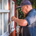 Det kan være fristende at bruge de varme sommerdage på at give træværket en gang maling, men man skal passe på solen, for den kan få malingen til at tørre for hurtigt. Foto: Adobe Stock