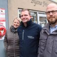 Jette Eriksen fra EDC Hadsten, Stefan Granholm fra Hadsten Computer og Brian Bjerregaard Axelsen fra Jysk Alarm og Sikring var med til at sikre, at der kom en hjertestarter op i Søndergade. Arkivfoto: Kian Johansen