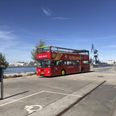 Den røde turistbus er populær i år.