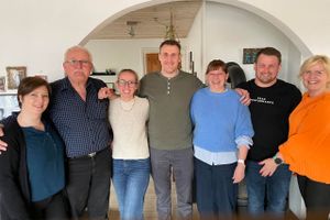 Ann Bødker er tilbage på de skrå brædder, når den kæreste tradition i Kolind og omegn atter samler op på året, der er gået og som altid med utraditionelle vinkler.