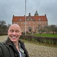 Jim Lyngvild er klar til at rykke ind på Sostrup Slot, som fra nytår ejes af Lego-ejer Thomas Kirk Kristiansen. De to er gået i partnerskab om at bruge slottet som en højborg for børns kreativitet og læring. Foto: Jim Lyngvild