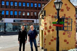 Byens ”nye” bank, Djurslands Bank, håber på masser af gang i gaden nær banken under Sløngeldagene.