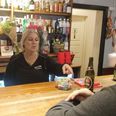 Laila Blaks sidste udskænkning på Centralkroen fandt sted i fredags, hvor stamgæster og andre gode folk valfartede til for at tage afsked med hende, der de sidste tre år har stået bag baren. Foto: Søren Ladefoged.