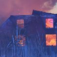 Omkring kvart over fire natten til lørdag brød en landejendom i brand syd for Brande. Foto: Presse-fotos.dk.