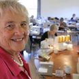Jane Albrechtsen bor i Selling og har været initiativtager til den tre-dage lange sy-sammenkomst i Selling Forsamlingshus. For fjerde gang, "så nu er det jo en tradition," lød det lørdag formiddag.
