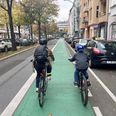 I Berlin møder man adskillige gader som denne, hvor en tidligere vejbane er blevet inddraget til cykelsti.. Foto: Jesper Bech Pedersen
