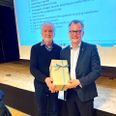 Formanden for Kredsbestyrelsen, Gunnar Vinge-Hansen, takkede Anders G. Christesen for hans ihærdige indsats som folketingskandidat. Pressefoto