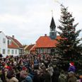 På trods af krise og dyre elpriser, bliver der også i år julelys, juletræer og julestemning i handelsbyerne i Syddjurs. Arkivfoto