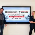 Karina Kirstine Mohrsen var egentlig ikke klar til at sælge Komponenthuset, men med hendes sygdom vurderede hun, at det var den bedste løsning at overdrage hjertebarnet til en samarbejdspartner, hun var tryg ved. Det har hun fundet hos Grenaa Hydraulik, hvor direktør Frederik Høgh Brandstrup ser frem til de nye muligheder og ikke mindst det fremtidige arbejde med Karina Kirstine Mohrsen, som fortsætter i virksomheden. Foto: Grenaa Hydraulik