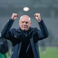 Cheftræner Uwe Rösler hilser på AGFs fans efter pokalsemifinale returkampen mellem AGF og FC Nordsjælland på Ceres Park i Aarhus. Foto: Bo Amstrup/Ritzau Scanpix