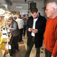 Michael Stegger Jensen inspicerer trævarerne på Tanken i Tirstrup. Foto: Syddjurs Kommune