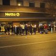 Over 100 morgenfriske aalborgensere mødtes ved Netto, hvor Mia sidst blev set i live, og startede en tryghedskæde og fakkeloptog for at mindes hende og Oliver Ibæk Lund - og hjælpe unge sikkert hjem fra byen. Foto: Øxenholt Foto.
