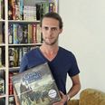Jesper Overgaard har samlet knapt 300 brætspil sammen, som gæsterne kan ydmyge hinanden i. Her er det Game of Thrones-spillet, hvor det gælder om at dolke de andre spillere i ryggen på tarveligste vis.