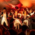 Med cancanpigerne i front og det store orkester i ryggen bliver Zirkus forvandlet til en fest fra en anden tid. Foto: Per Bille