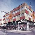 Sallings facade set fra hjørnet af Søndergade og Østergade. Facaden er pyntet med blomster i anledningen af Sallings 50 års jubilæum i 1956. Foto: Aarhus Stadsarkiv