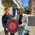 Hva' Bar-skiltet kommer op at hænge igen i Lillegade i Grenaa. Kælderbaren åbnes af Emil Mathiesen, der nu bliver kompagnon med Mads Haumand t.h. Foto: Søren Andersen