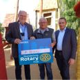 Præsidenten for Skanderborg Rotary Klub Henning Lysgaard, sløngelplads-repræsentant Find Lykkebøe og tidligere præsident Kurt Svit. Pressefoto