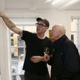 Art Weekend Aarhus foregår på mange adresser. Pink flag foran udstillingsstederne viser publikum vej, for eksempel til møder med de udøvende kunstnere selv. Her Lars Sarto Hempler i 2020 i Galleri Lene Bilgrav. Foto: Christian Salling