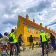 Prøv en guided tur - her er de nået til Nyboder. Foto City Bike Adventures Copenhagen