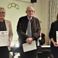 De tre donationsmodtagere: Sognepræst Heidi Torp modtog 10.000 kroner til Julehjælpen Skanderborg, Hjertefreningen i Skanderborgs formand Jan Pedersen modtog 5.000 kroner til Hjerteforeningens arbejde, mens Alice Vestergaard modtog 5.000 kroner til koret NordSang. Pressefoto
