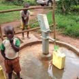 Det er Rotary Ebeltofts fortjeneste, at færre børn i Uganda nu skal bruge skoletiden på at vandre i timevis efter vand. Pressefoto