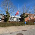 Uddannelsesinstitutionen, hvor den 18-årige gik, ligger på Højvangens Torv i Skanderborg. Søndag flages der på halvt. Foto: Presse-fotos.dk