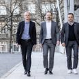 Business Region Aarhus nye strategi skal understøtte virksomhedernes største udfordringer: nok strøm, kvalificeret arbejdskraft og god infrastruktur. På fotoet ses: Business Region Aarhus formandskab, fra venstre, næstformand Kasper Bjerregaard (V), borgmester i Norddjurs Kommune, formands Jacob Bundsgaard (S), borgmester i Aarhus Kommune, og næstformænd, Frands Fischer (S), borgmester i Skanderborg Kommune. Pressefoto.