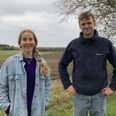 Maja Eline Petersen og Casper Just er de to initiativtagere til Alling Naturpark, der nu bliver realiseret på markerne bag dem. Efterhånden er store dele af landsbyen engageret. Pressefoto