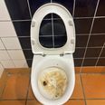 Hvem har lyst til at benytte sådan et toilet? Det er Henrik Holmsted Pedersen, der har dokumenteret rengøringsstandarden på de offentlige toiletter i Grenaa.