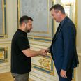 Leif Lahn Jensen hilser på præsident Zelenskyj under besøget i Kyiv. Tilsendt foto