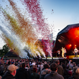 Konfetti fyldte luften, da Benjamin Hav & Familien lukkede årets Sølund Musik-Festival torsdag aften. Foto: Mike Madsen