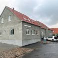 Rækkehuse på Toften 7A-C i Ebeltoft er bygget for høje. Udseendet overholder heller ikke lokalplanens bestemmelser. Derfor skal vinduerne gøres større. Foto: Kian Johansen