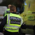 Politi, ambulance og arbejdstilsynet er på stedet i Frederiksværk, hvor en 59-årig mand har mistet livet. Foto: presse-fotos.dk