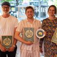 Klosterbryggerits øl Nonnen løb med andenpladsen ved det første DM i alkoholfri øl. Signe Palm (th) repræsenterede Klosterbryggeriet. Foto: Jakob Melgaard