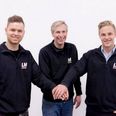Lars Mogensen (midten) er en glad mand, efter at han skrevet under med Nicholai Eberhard og den lokale kører Frederik Schandorff (th). Pressefoto