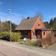 150.000 kroner er udbudsprisen på denne villa i den nordjyske stationsby Tolne. Foto: Calundan Frederikshavn