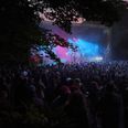 Omkring 30 kunstnere og bands optræder hvert år ved Grimfest på Grimhøjgaard. Foto: Mikkel Berg Pedersen